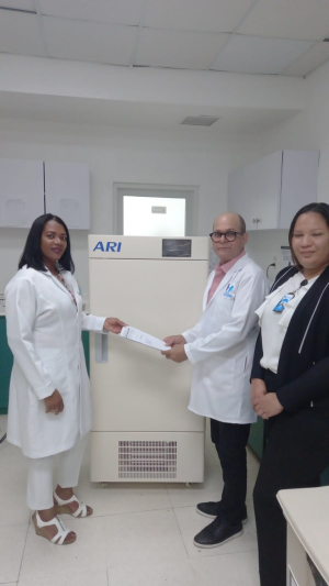 Ney Arias Lora recibe del SNS moderno congelador de Plasma