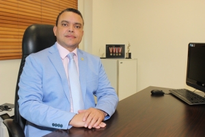 Abinader designa al doctor Julio Landr&oacute;n como director del Servicio Nacional de Salud