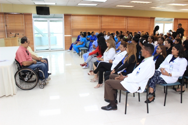 Ney Arias imparte charla sobre humanización para el cuidado de personas con lesión medular en su semana aniversario