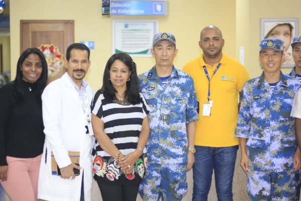 Médicos del Buque Chino Arca de la Paz visitan Hospital Ney Arias y supervisan equipos.