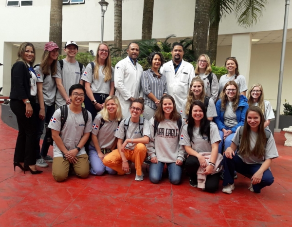 Hopital Ney Arias Lora Recibe Visita de Estudiantes de Auburn University