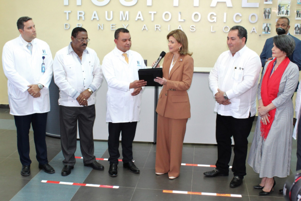 Vicepresidenta entrega certificado de Garantía trabajos reparación de techo Hospital Ney Arias Lora