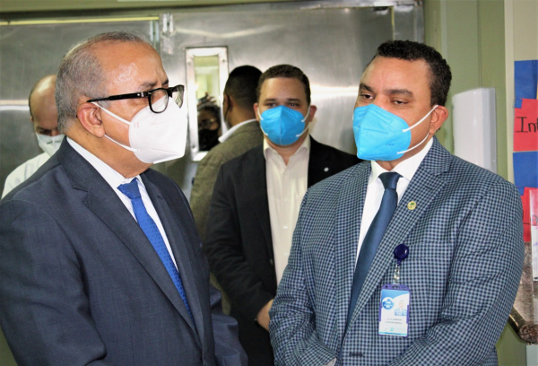 Ministro de Salud visita joven roseada con ácido ingresada en Unidad de Quemados que funciona en el Ney Arias Lora