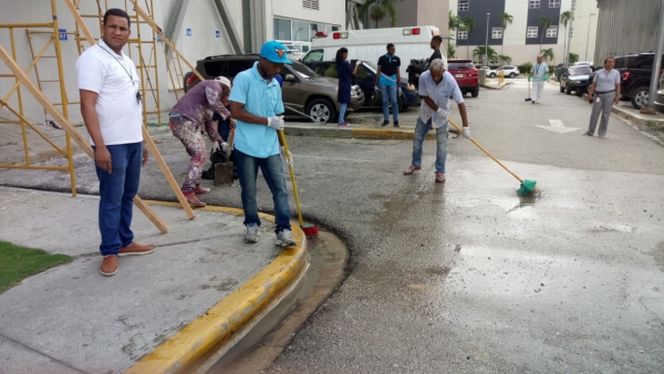 Hospital Ney Arias realiza operativo de limpieza y saneamiento en el centro de salud