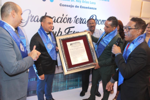 Consejo de Enseñanza entrega reconocimiento al director Ney Arias Lora