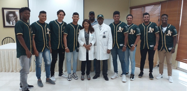 Academia Atléticos de Oakland reciben charla de prevención y realizan recorrido en Hospital Ney Arias Lora
