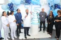 Este martes el director de nuestro centro de salud, doctor Julio Landrón junto al equipo de colaboradores, compartió con un bizcocho nuestro décimo quinto aniversario