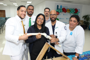 Ney Arias Lora imparte curso taller “Reemplazo total de rodilla y Prótesis de Codo&quot; a médicos residentes